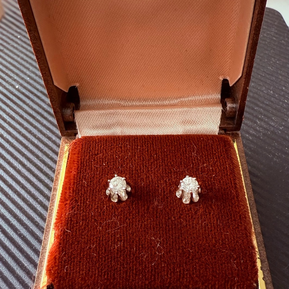 Diamond Stud Earrings 14ct white gold;5pts diamonds